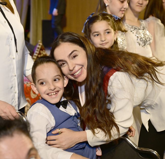 Heydər Əliyev Fondunun vitse-prezidenti Leyla Əliyeva və Bakı Media Mərkəzinin rəhbəri Arzu Əliyeva həssas qruplara aid şəxslərin yaradıcılıq prosesi ilə tanış olublar (FOTO)