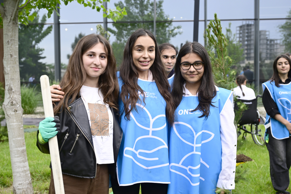 Heydər Əliyev Fondunun vitse-prezidenti Leyla Əliyeva və Bakı Media Mərkəzinin rəhbəri Arzu Əliyeva həssas qruplara aid şəxslərin yaradıcılıq prosesi ilə tanış olublar (FOTO)
