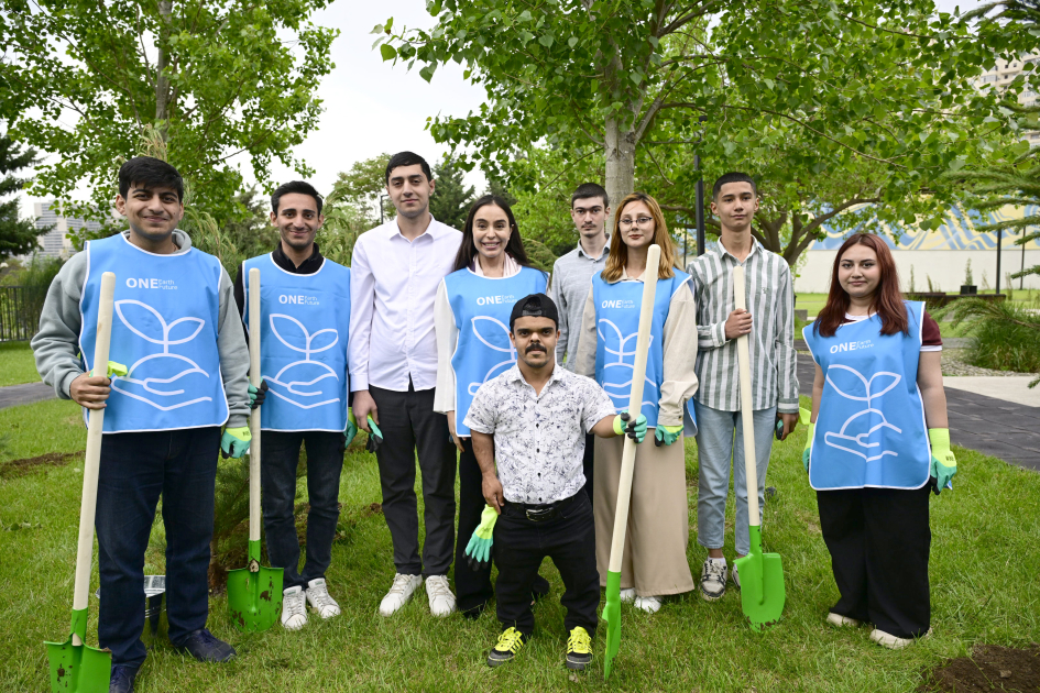 Heydər Əliyev Fondunun vitse-prezidenti Leyla Əliyeva və Bakı Media Mərkəzinin rəhbəri Arzu Əliyeva həssas qruplara aid şəxslərin yaradıcılıq prosesi ilə tanış olublar (FOTO)