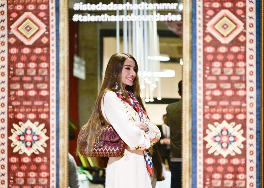 Heydər Əliyev Fondunun vitse-prezidenti Leyla Əliyeva və Bakı Media Mərkəzinin rəhbəri Arzu Əliyeva həssas qruplara aid şəxslərin yaradıcılıq prosesi ilə tanış olublar (FOTO)
