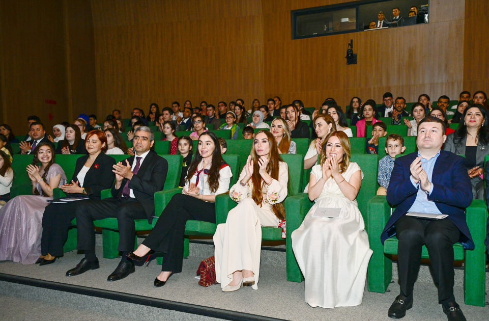 Heydər Əliyev Fondunun vitse-prezidenti Leyla Əliyeva və Bakı Media Mərkəzinin rəhbəri Arzu Əliyeva həssas qruplara aid şəxslərin yaradıcılıq prosesi ilə tanış olublar (FOTO)