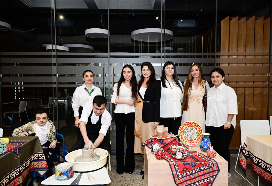 Heydər Əliyev Fondunun vitse-prezidenti Leyla Əliyeva və Bakı Media Mərkəzinin rəhbəri Arzu Əliyeva həssas qruplara aid şəxslərin yaradıcılıq prosesi ilə tanış olublar (FOTO)