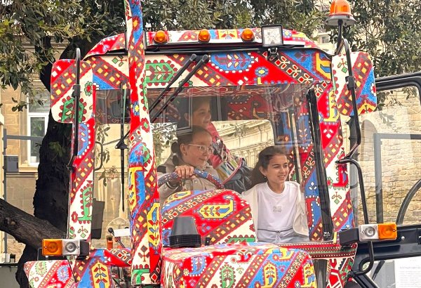 Gəncənin xüsusi bəzədilən traktoru sərgidə maraqla qarşılandı (FOTO)
