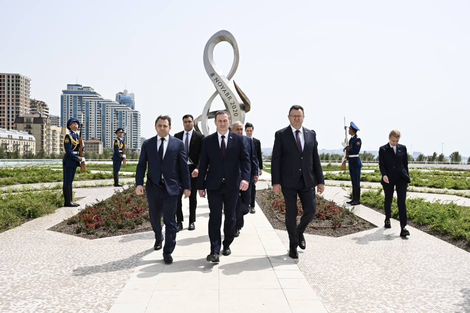 Belarusun Baş naziri Zəfər parkını ziyarət edib (FOTO)