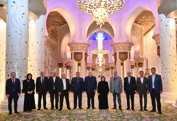 Parlament nümayəndə heyəti Əbu-Dabidə Şeyx Zayed məscid kompleksi ilə tanış olub (FOTO)