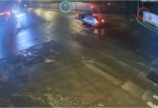 Bakıda avtomobil "qırmızı"dan keçərək qəza törətdi (VİDEO)