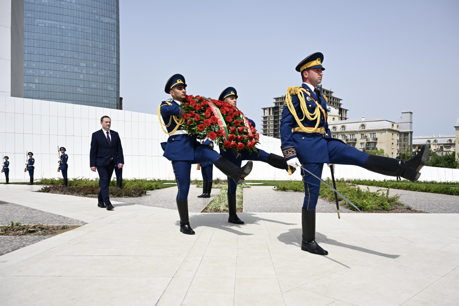 Belarusun Baş naziri Zəfər parkını ziyarət edib (FOTO)