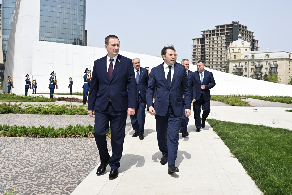Belarusun Baş naziri Zəfər parkını ziyarət edib (FOTO)