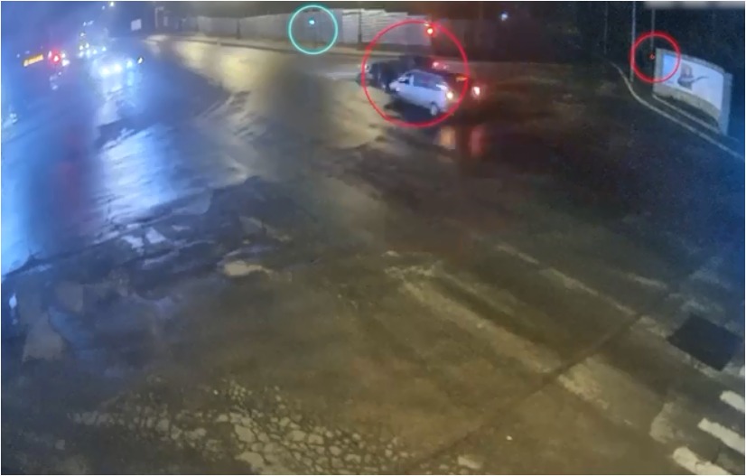 Bakıda avtomobil "qırmızı"dan keçərək qəza törətdi (VİDEO)