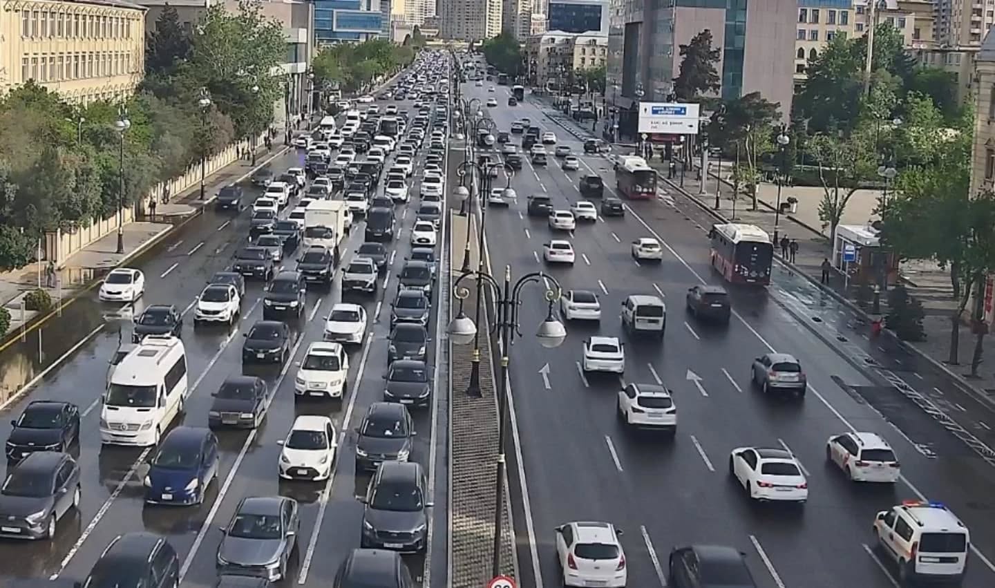 Sürücülərin NƏZƏRİNƏ: Bakıda bu yollarda sıxlıq var - SİYAHI (FOTO)