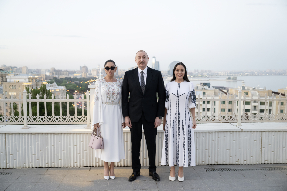 Prezident İlham Əliyev, Birinci xanım Mehriban Əliyeva və Baş katib To Lam və xanımı No Fon Li Vyetnam rəsm əsərlərindən ibarət sərgi ilə tanış olublar (FOTO/VİDEO)