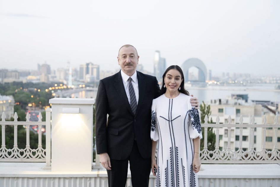 Prezident İlham Əliyev, Birinci xanım Mehriban Əliyeva və Baş katib To Lam və xanımı No Fon Li Vyetnam rəsm əsərlərindən ibarət sərgi ilə tanış olublar (FOTO/VİDEO)