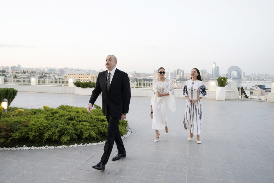 Prezident İlham Əliyev, Birinci xanım Mehriban Əliyeva və Baş katib To Lam və xanımı No Fon Li Vyetnam rəsm əsərlərindən ibarət sərgi ilə tanış olublar (FOTO/VİDEO)