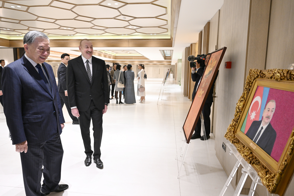 Prezident İlham Əliyev, Birinci xanım Mehriban Əliyeva və Baş katib To Lam və xanımı No Fon Li Vyetnam rəsm əsərlərindən ibarət sərgi ilə tanış olublar (FOTO/VİDEO)