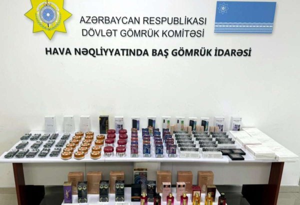 Bahalı əşyaları sərnişinlərə paylayıb aeroportun dayanacağında topladılar - Gömrükçülər fırıldağın üstünü açdı