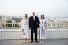Prezident İlham Əliyev, Birinci xanım Mehriban Əliyeva və Baş katib To Lam və xanımı No Fon Li Vyetnam rəsm əsərlərindən ibarət sərgi ilə tanış olublar (FOTO/VİDEO)