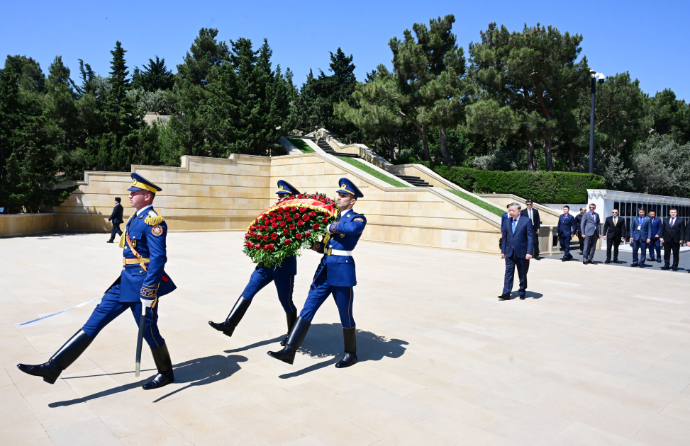 Vyetnam Kommunist Partiyası Mərkəzi Komitəsinin Baş katibi Şəhidlər xiyabanını ziyarət edib (FOTO)