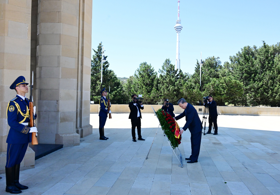 Vyetnam Kommunist Partiyası Mərkəzi Komitəsinin Baş katibi Şəhidlər xiyabanını ziyarət edib (FOTO)