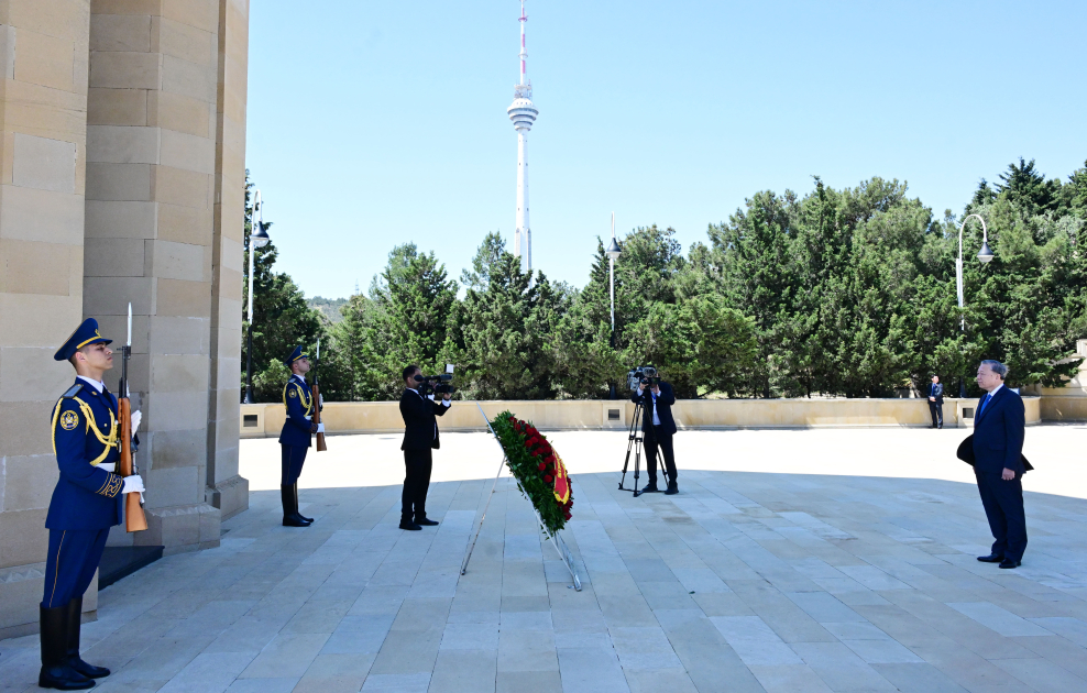Vyetnam Kommunist Partiyası Mərkəzi Komitəsinin Baş katibi Şəhidlər xiyabanını ziyarət edib (FOTO)