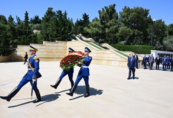 Vyetnam Kommunist Partiyası Mərkəzi Komitəsinin Baş katibi Şəhidlər xiyabanını ziyarət edib (FOTO)