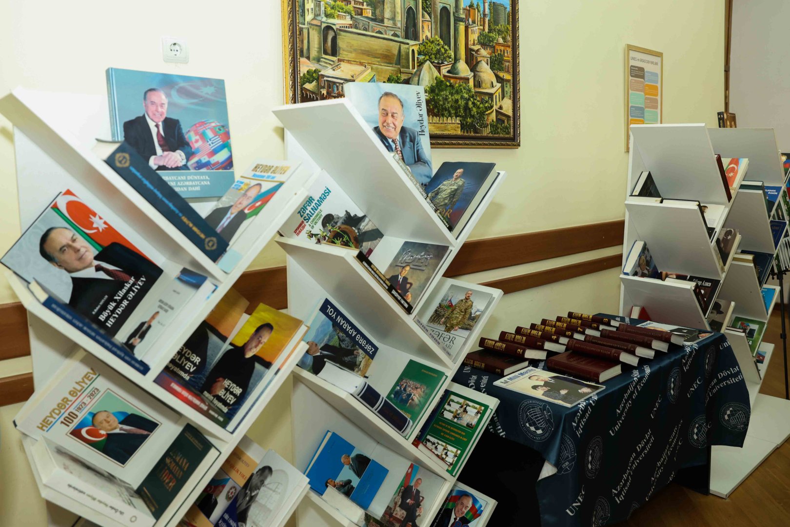UNEC-də “Heydər Əliyev və müstəqil Azərbaycan quruculuğu strategiyası” adlı elmi-praktiki konfrans keçirilib (FOTO)