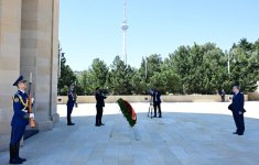 Vyetnam Kommunist Partiyası Mərkəzi Komitəsinin Baş katibi Şəhidlər xiyabanını ziyarət edib (FOTO)