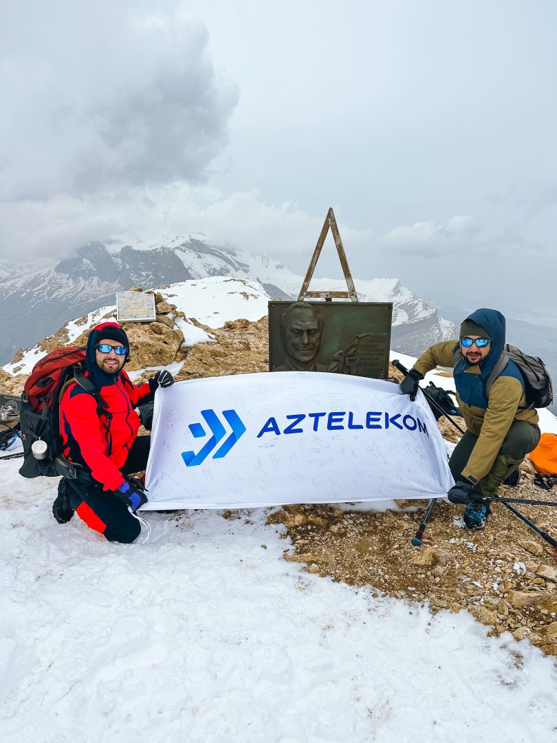 “Aztelekom” bayrağı "Heydər Əliyev zirvəsi"ndə dalğalandı