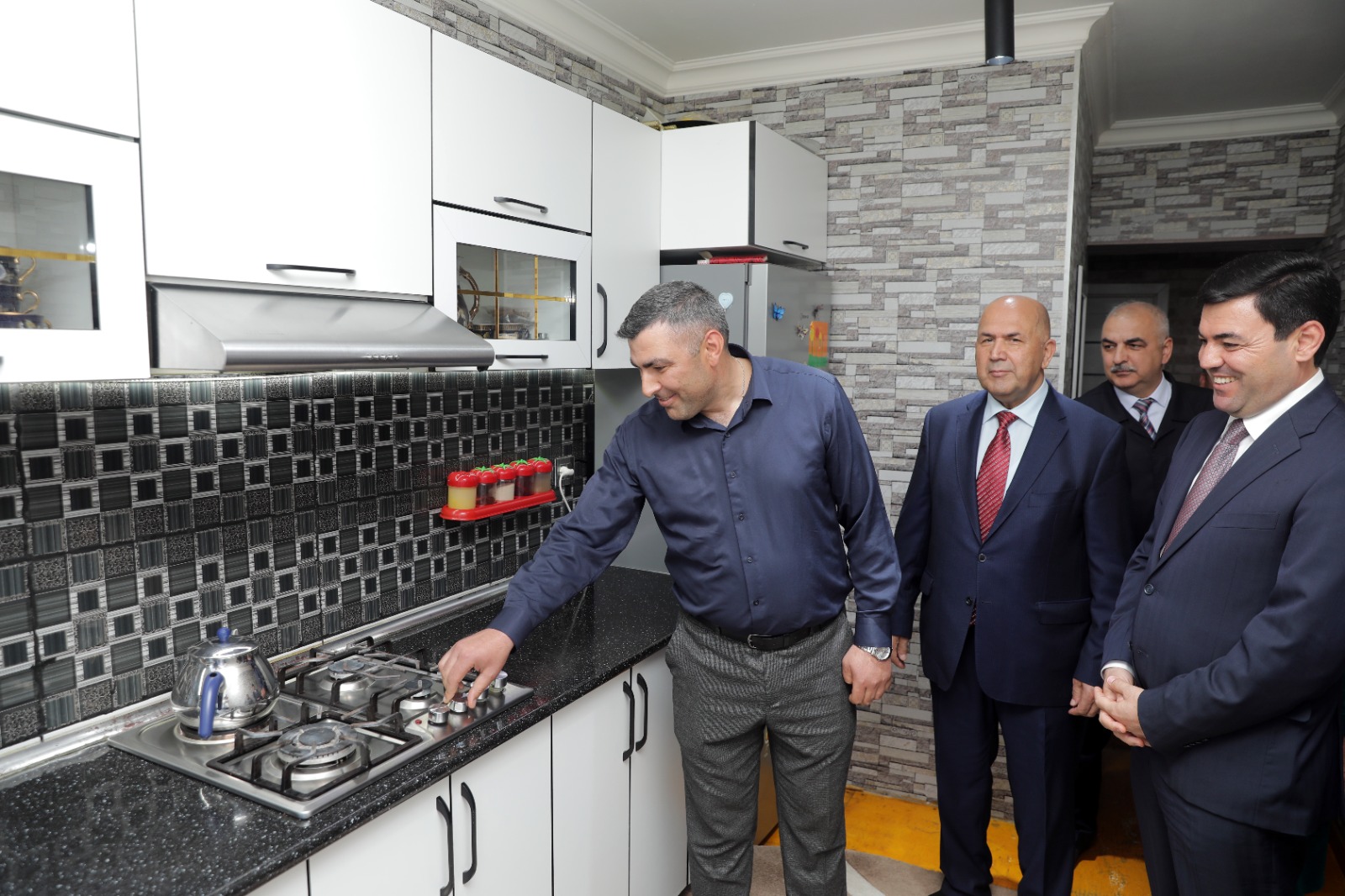 Xudat şəhərinin 4-cü şöbə adlanan ərazisinə ilk dəfə təbii qaz verilib (FOTO)
