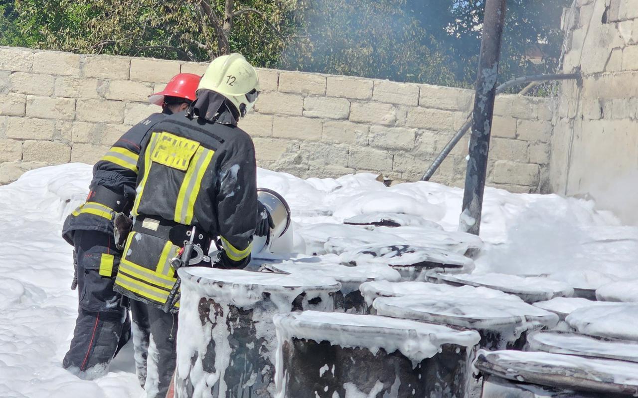 Abşeronda sexdəki yanğın məhdudlaşdırılıb (YENİLƏNİB) (FOTO)
