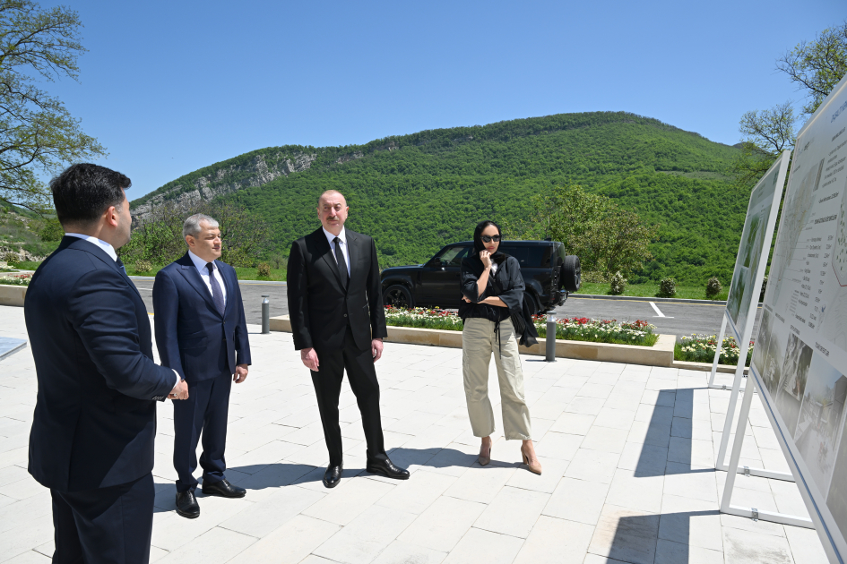 Prezident İlham Əliyev və Birinci xanım Mehriban Əliyeva Şuşa rayonunun Daşaltı kənd məscidinin açılışında iştirak ediblər (YENİLƏNİB) (FOTO)
