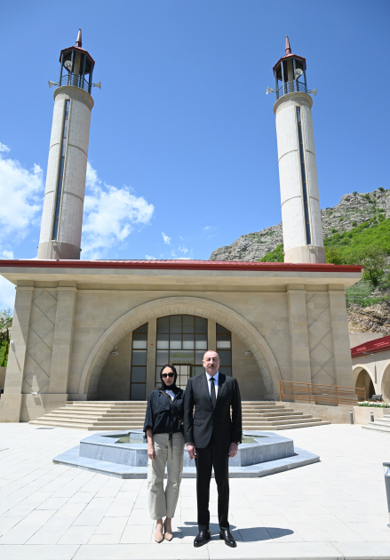 Prezident İlham Əliyev və Birinci xanım Mehriban Əliyeva Şuşa rayonunun Daşaltı kənd məscidinin açılışında iştirak ediblər (YENİLƏNİB) (FOTO)