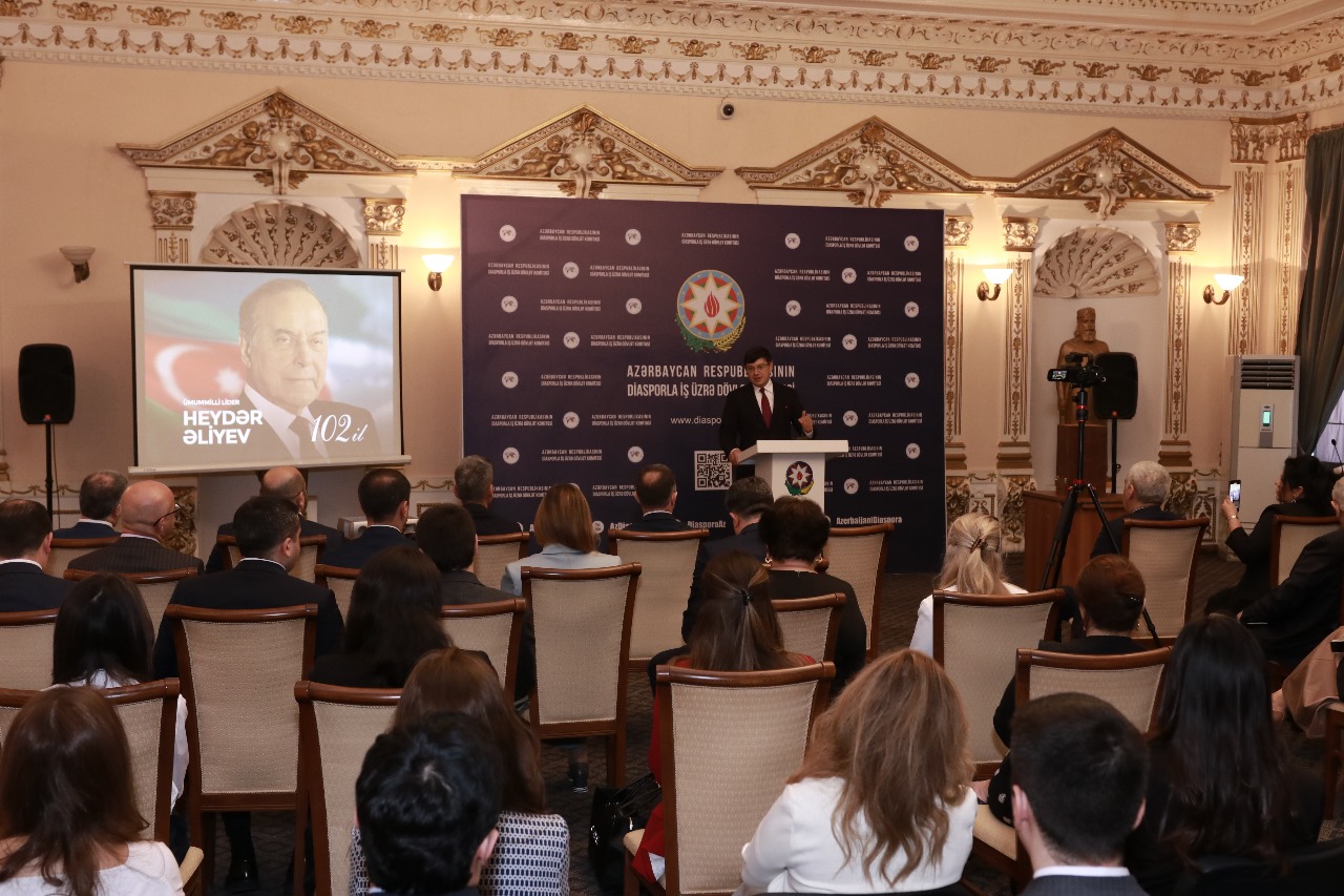 Diasporla İş üzrə Dövlət Komitəsində Ümummilli Lider Heydər Əliyevin anadan olmasının 102-ci ildönümü 
qeyd edilib (FOTO)