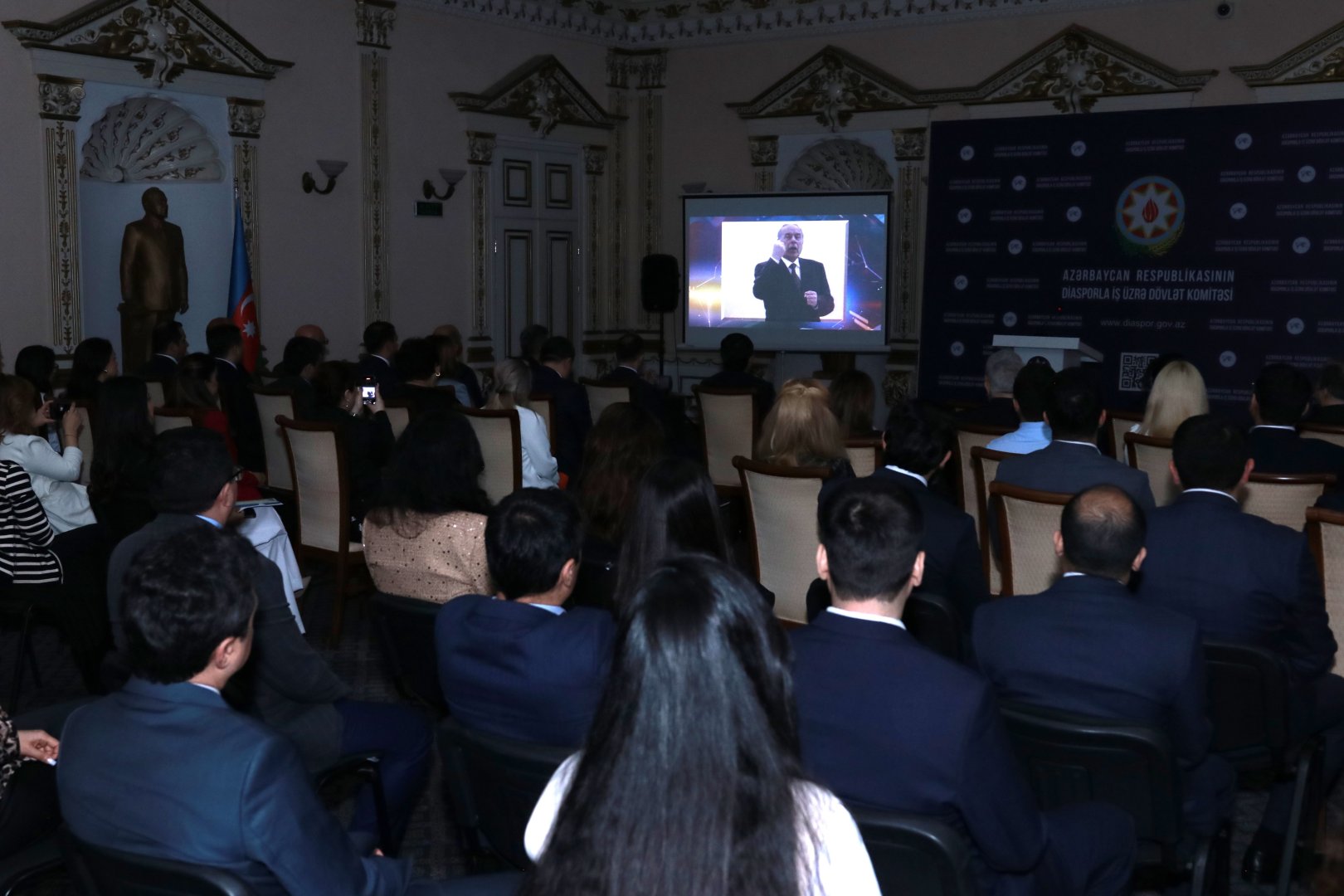 Ümummilli Lider Heydər Əliyevin anadan olmasının 102-ci ildönümü Diasporla İş üzrə Dövlət Komitəsində qeyd edilib (FOTO)