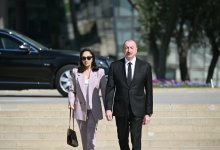 Prezident İlham Əliyev və Birinci xanım Mehriban Əliyeva faşizm üzərində Qələbə uğrunda mübarizədə həlak olan Azərbaycan övladlarının xatirəsini ehtiramla anıblar (FOTO/VİDEO) (YENİLƏNİB)