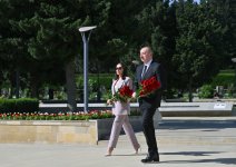 Prezident İlham Əliyev və Birinci xanım Mehriban Əliyeva faşizm üzərində Qələbə uğrunda mübarizədə həlak olan Azərbaycan övladlarının xatirəsini ehtiramla anıblar (FOTO/VİDEO) (YENİLƏNİB)