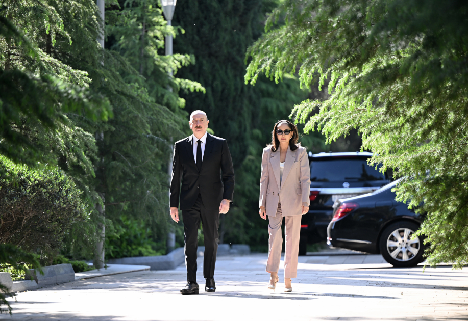 Prezident İlham Əliyev və Birinci xanım Mehriban Əliyeva Fəxri xiyabanda Ulu Öndər Heydər Əliyevin məzarını ziyarət ediblər (FOTO)