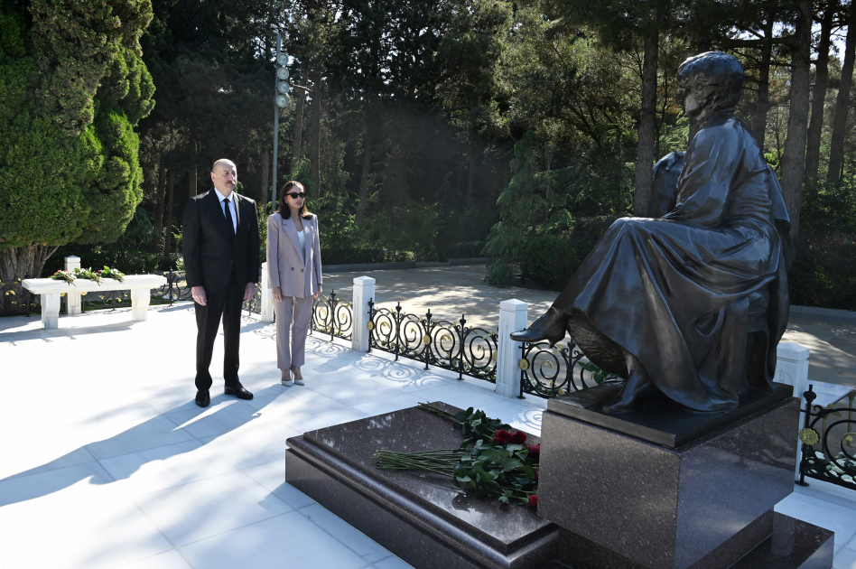Prezident İlham Əliyev və Birinci xanım Mehriban Əliyeva Fəxri xiyabanda Ulu Öndər Heydər Əliyevin məzarını ziyarət ediblər (FOTO)