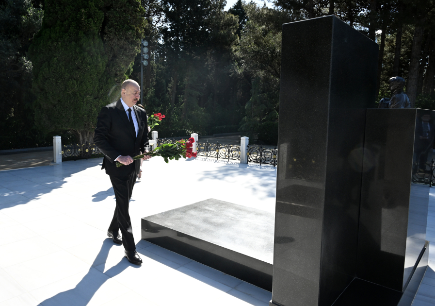 Prezident İlham Əliyev və Birinci xanım Mehriban Əliyeva Fəxri xiyabanda Ulu Öndər Heydər Əliyevin məzarını ziyarət ediblər (FOTO)