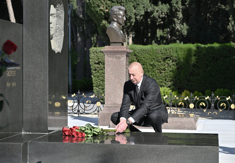 Prezident İlham Əliyev və Birinci xanım Mehriban Əliyeva Fəxri xiyabanda Ulu Öndər Heydər Əliyevin məzarını ziyarət ediblər (FOTO)