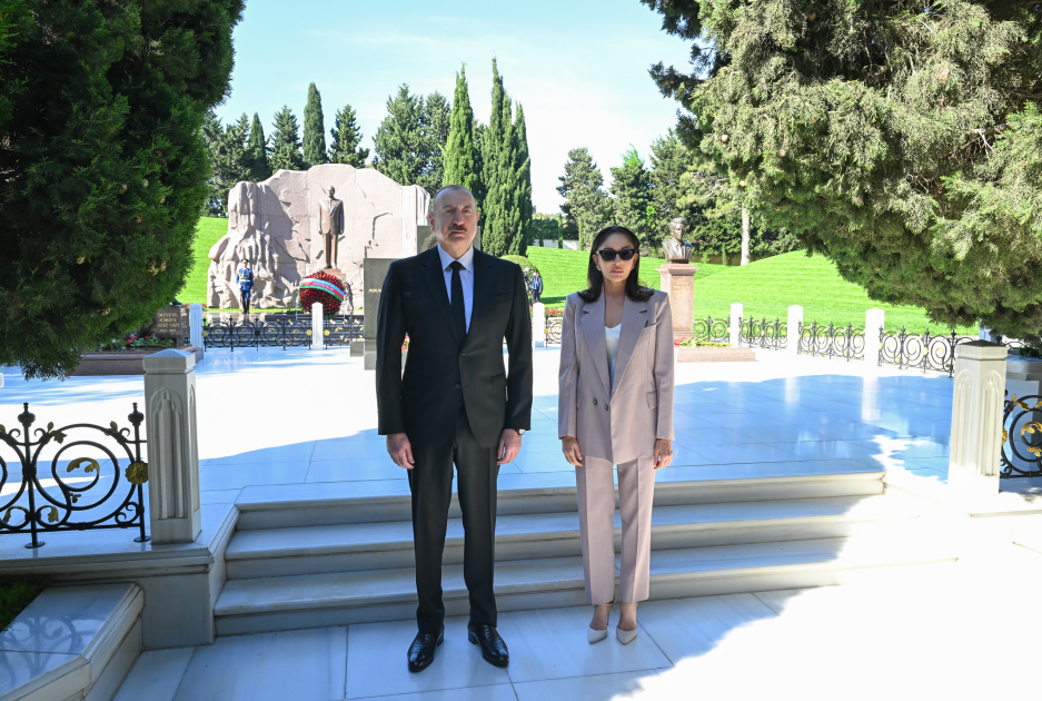 Prezident İlham Əliyev və Birinci xanım Mehriban Əliyeva Fəxri xiyabanda Ulu Öndər Heydər Əliyevin məzarını ziyarət ediblər (FOTO)