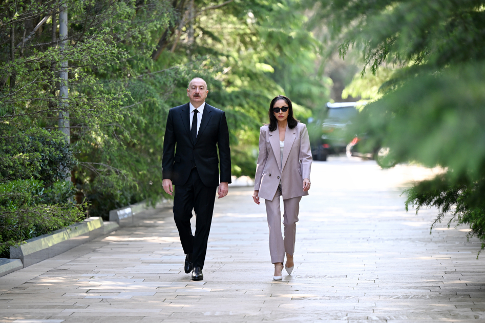 Prezident İlham Əliyev və Birinci xanım Mehriban Əliyeva Fəxri xiyabanda Ulu Öndər Heydər Əliyevin məzarını ziyarət ediblər (FOTO)