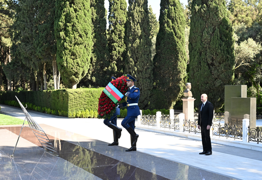 Prezident İlham Əliyev və Birinci xanım Mehriban Əliyeva Fəxri xiyabanda Ulu Öndər Heydər Əliyevin məzarını ziyarət ediblər (FOTO)