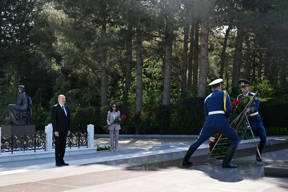 Prezident İlham Əliyev və Birinci xanım Mehriban Əliyeva Fəxri xiyabanda Ulu Öndər Heydər Əliyevin məzarını ziyarət ediblər (FOTO)