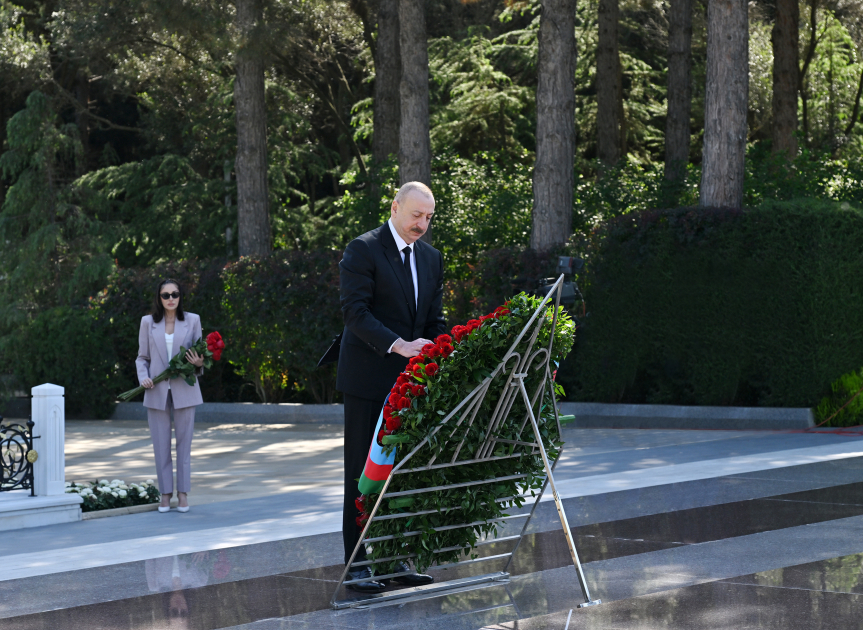 Prezident İlham Əliyev və Birinci xanım Mehriban Əliyeva Fəxri xiyabanda Ulu Öndər Heydər Əliyevin məzarını ziyarət ediblər (FOTO)
