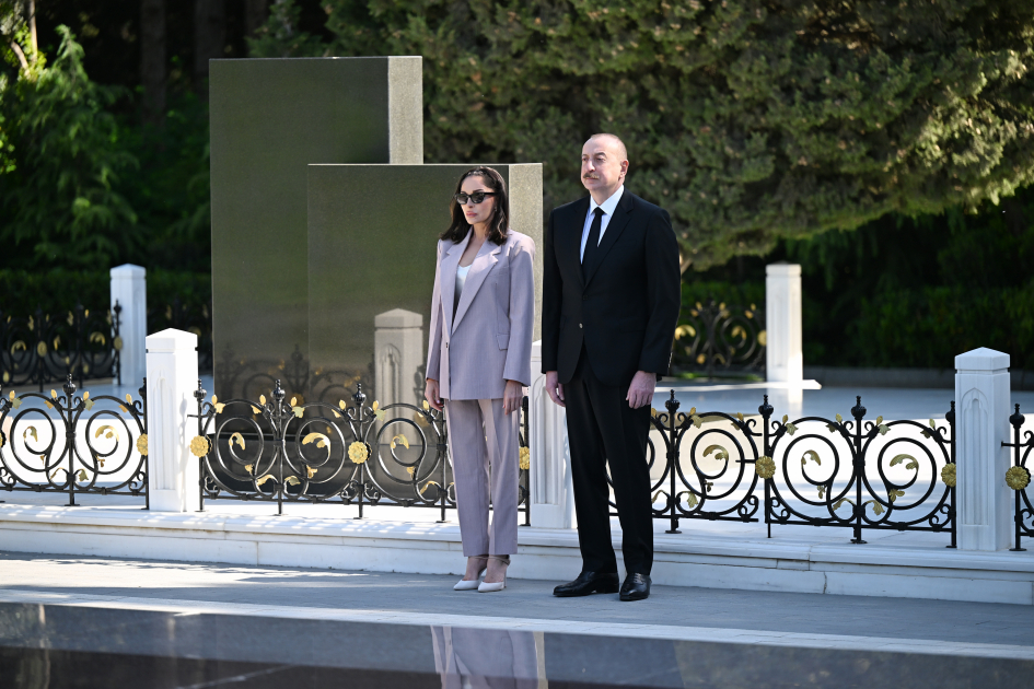 Prezident İlham Əliyev və Birinci xanım Mehriban Əliyeva Fəxri xiyabanda Ulu Öndər Heydər Əliyevin məzarını ziyarət ediblər (FOTO)