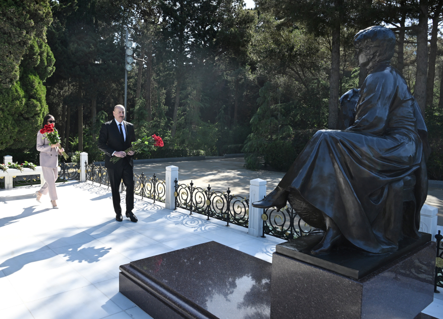 Prezident İlham Əliyev və Birinci xanım Mehriban Əliyeva Fəxri xiyabanda Ulu Öndər Heydər Əliyevin məzarını ziyarət ediblər (FOTO)