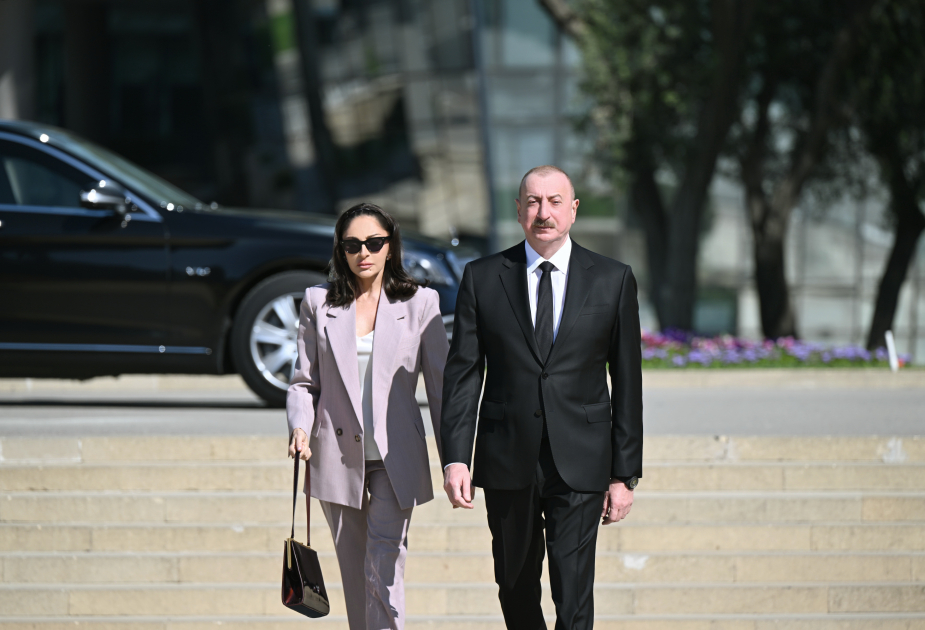 Prezident İlham Əliyev və Birinci xanım Mehriban Əliyeva faşizm üzərində Qələbə uğrunda mübarizədə həlak olan Azərbaycan övladlarının xatirəsini ehtiramla anıblar (FOTO) (YENİLƏNİB)