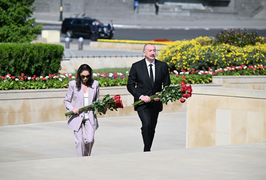 Prezident İlham Əliyev və Birinci xanım Mehriban Əliyeva faşizm üzərində Qələbə uğrunda mübarizədə həlak olan Azərbaycan övladlarının xatirəsini ehtiramla anıblar (FOTO) (YENİLƏNİB)