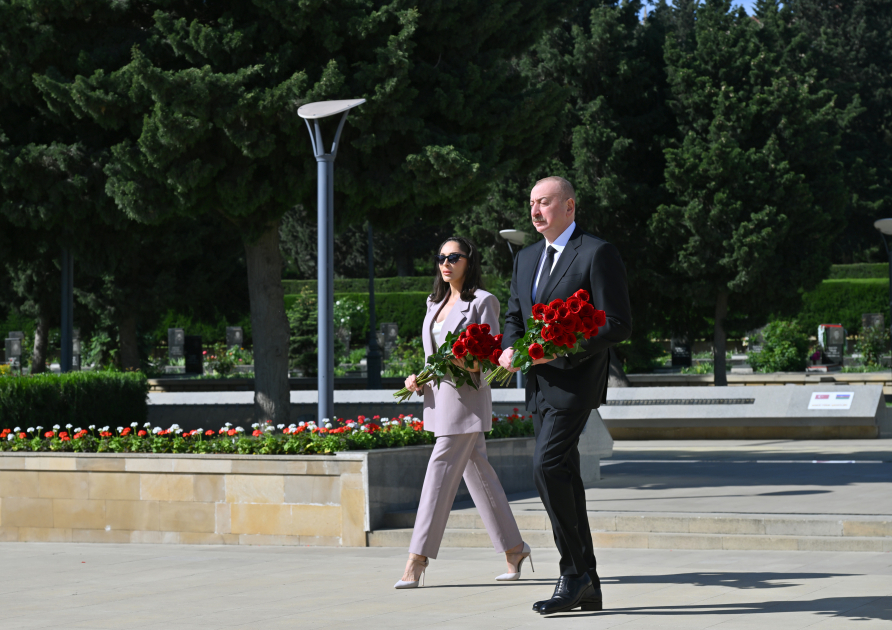 Prezident İlham Əliyev və Birinci xanım Mehriban Əliyeva faşizm üzərində Qələbə uğrunda mübarizədə həlak olan Azərbaycan övladlarının xatirəsini ehtiramla anıblar (FOTO) (YENİLƏNİB)