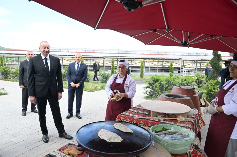 Prezident İlham Əliyev “Qoç Ət” Kəndli Fermer Təsərrüfatı MMC-nin Xocalının Xanabad kəndindəki heyvandarlıq kompleksinin açılışında iştirak edib (YENİLƏNİB) (FOTO)